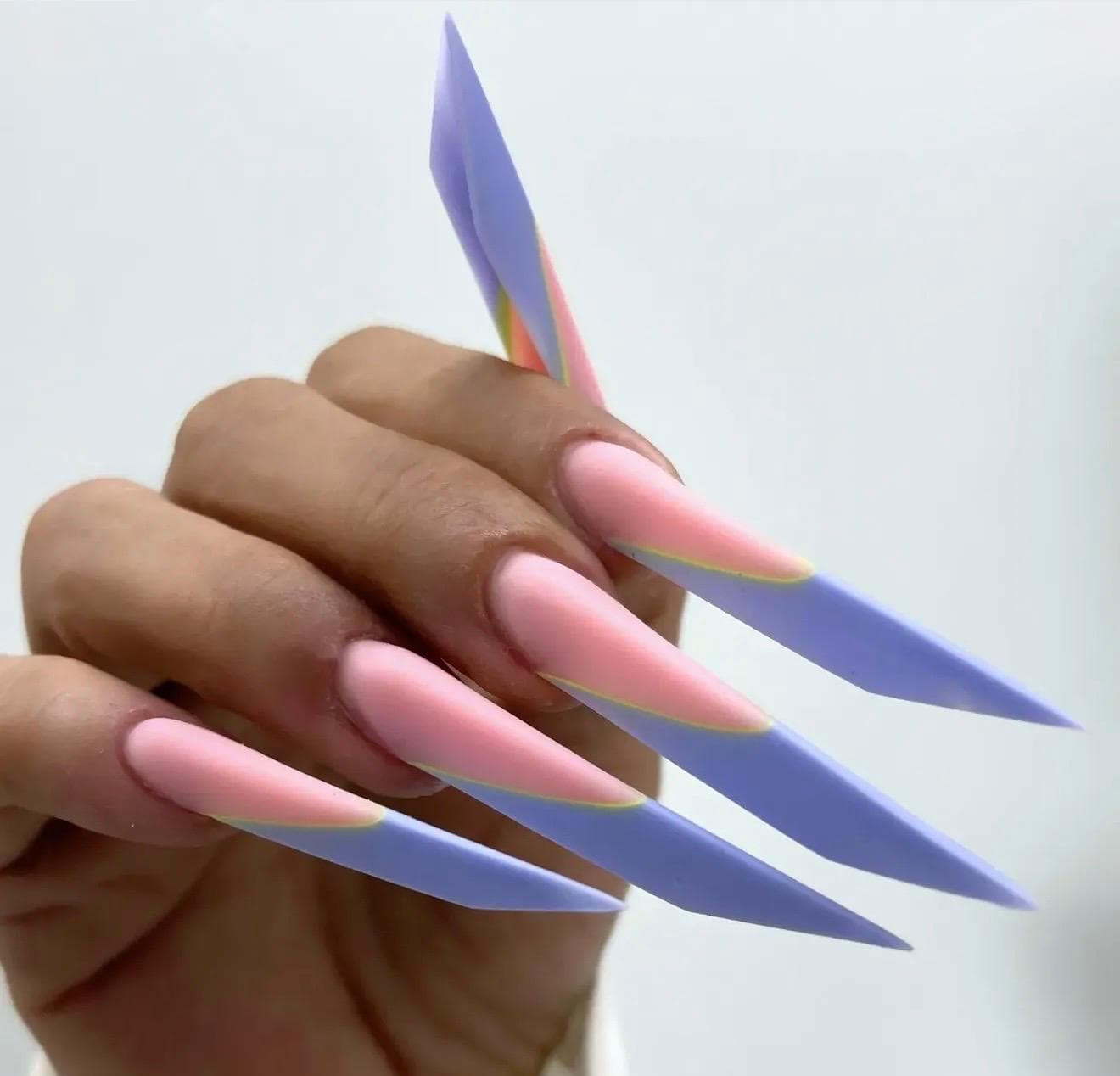 Lucrare de manichiură și nail art realizată de Mirela Herghelegiu (2)