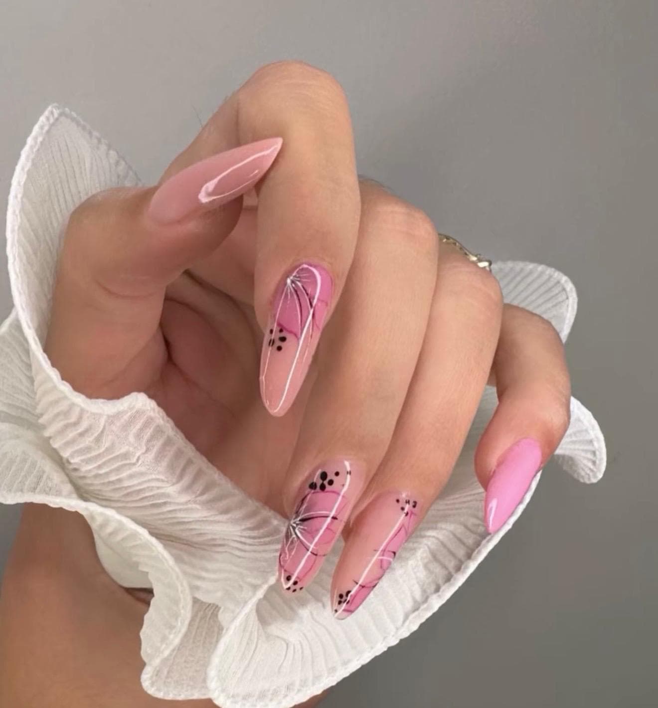 Lucrare de manichiură și nail art realizată de Mirela Herghelegiu (7)