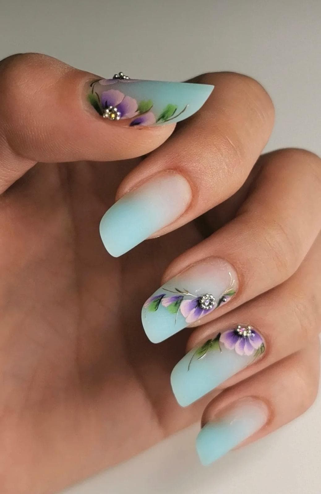 Lucrare de manichiură și nail art realizată de Mirela Herghelegiu (9)