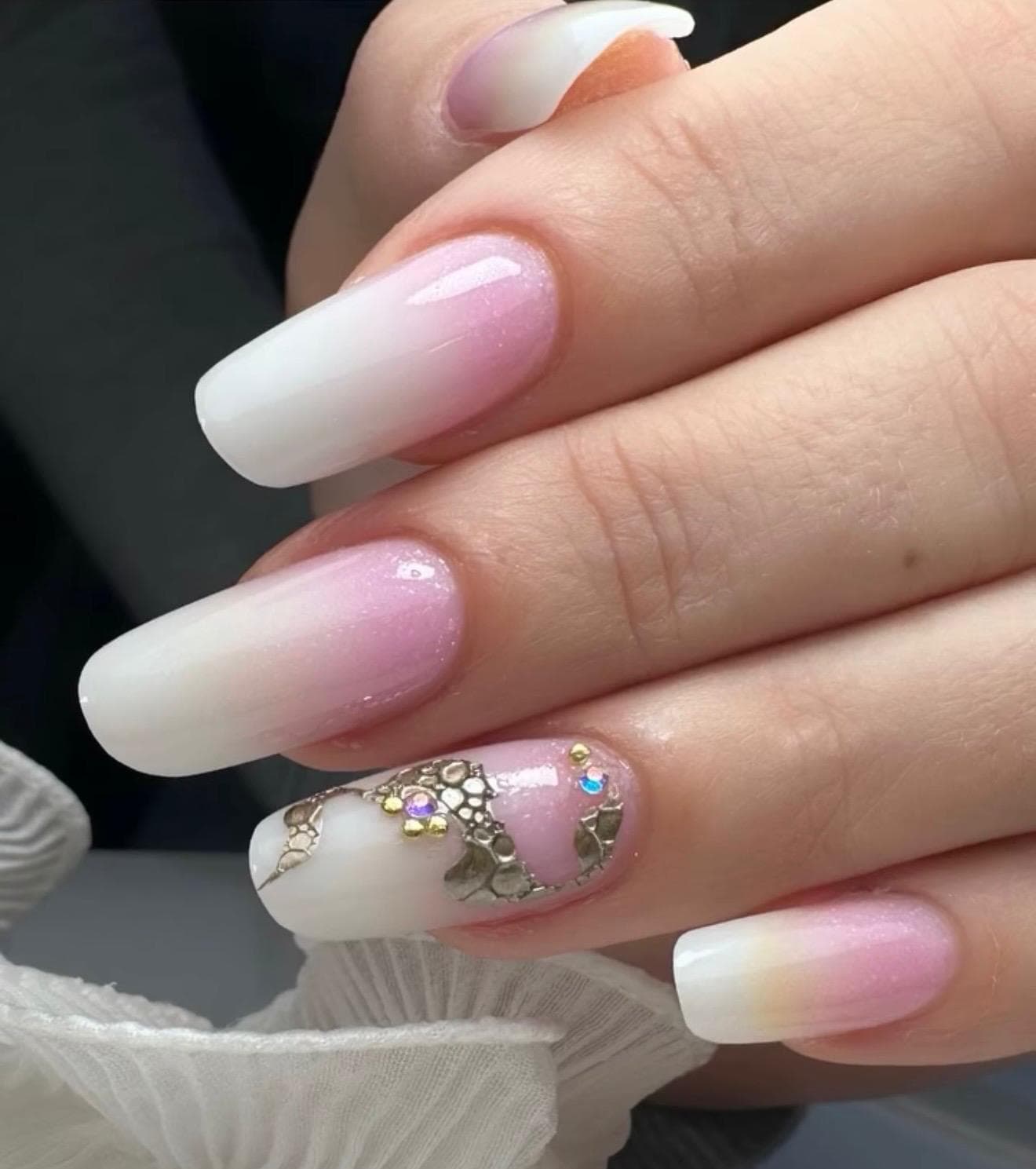 Lucrare de manichiură și nail art realizată de Mirela Herghelegiu (10)