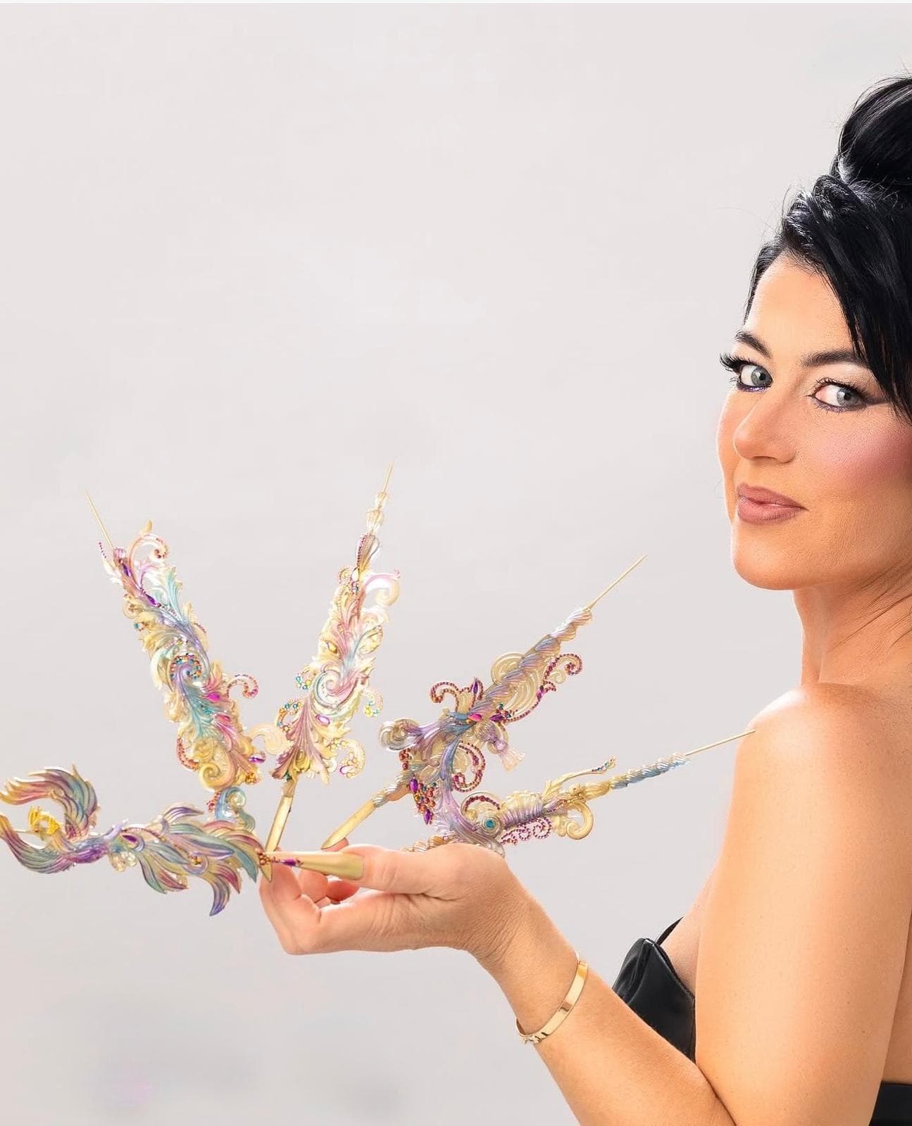 Mirela Herghelegiu, nail artist, prezentând lucrări de nail art sculptural